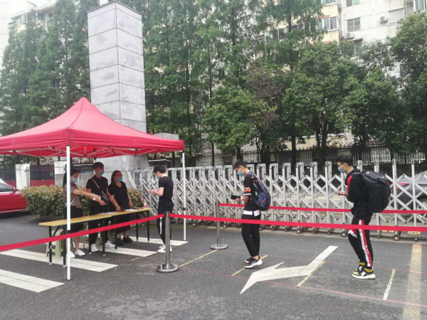 学生间隔排队.jpg