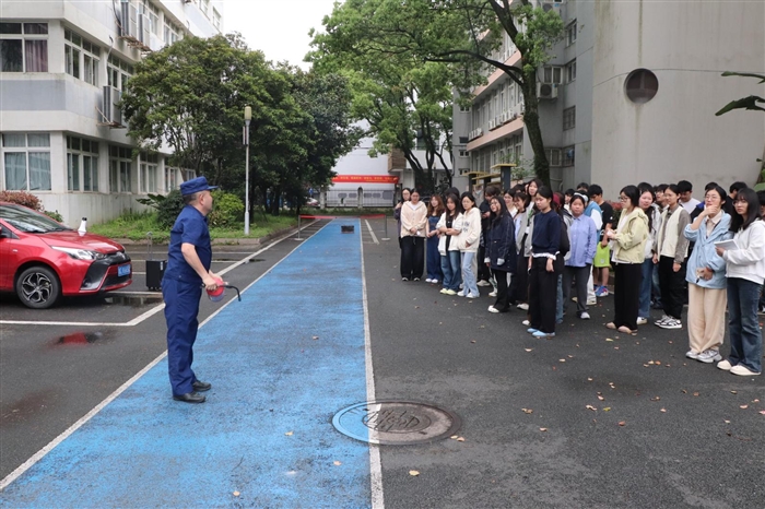 鹿城学院开展师生消防安全...